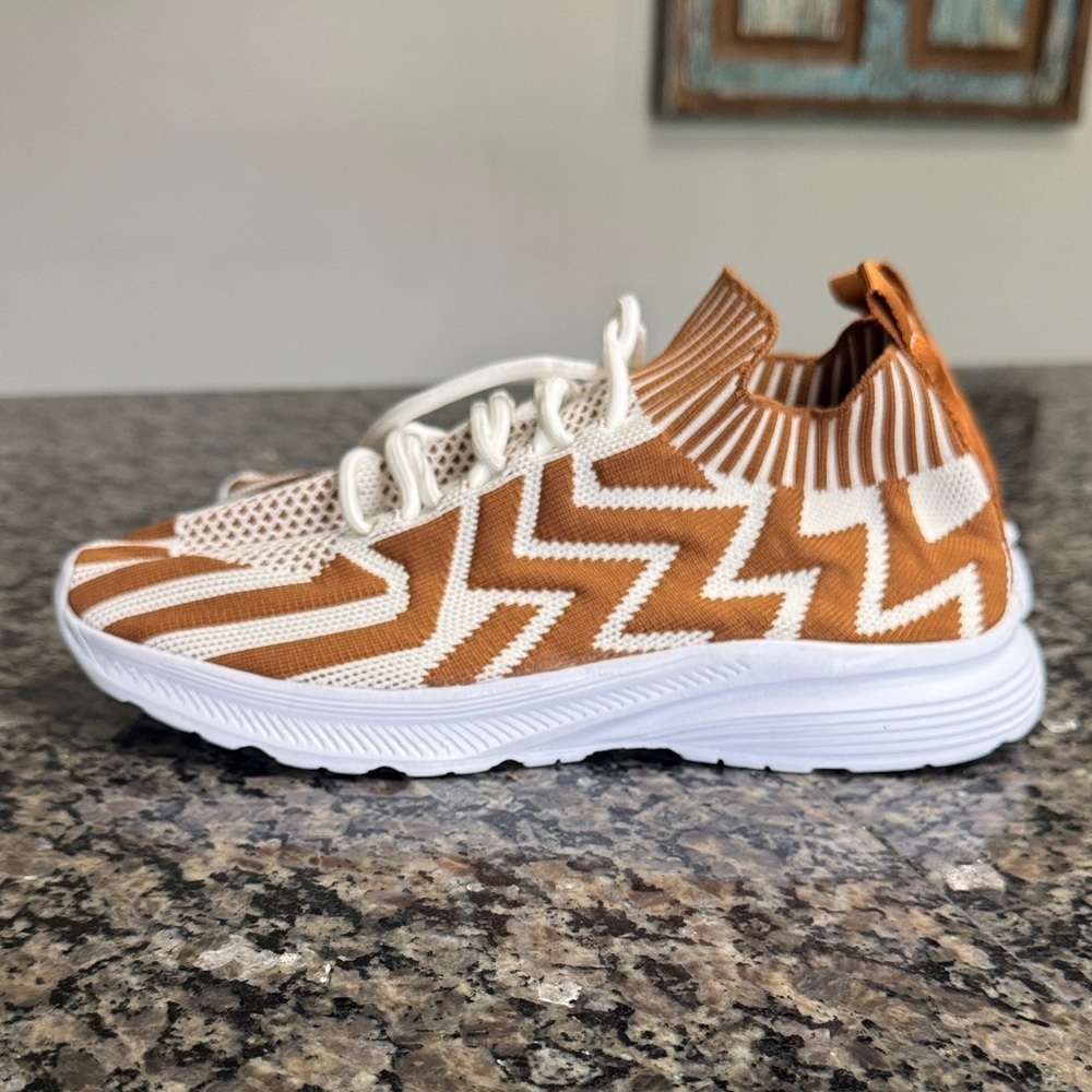 Women's Chevron Patterned Tan and White fashion Sneakers NWOT 8.5 - Picture 6 of 10